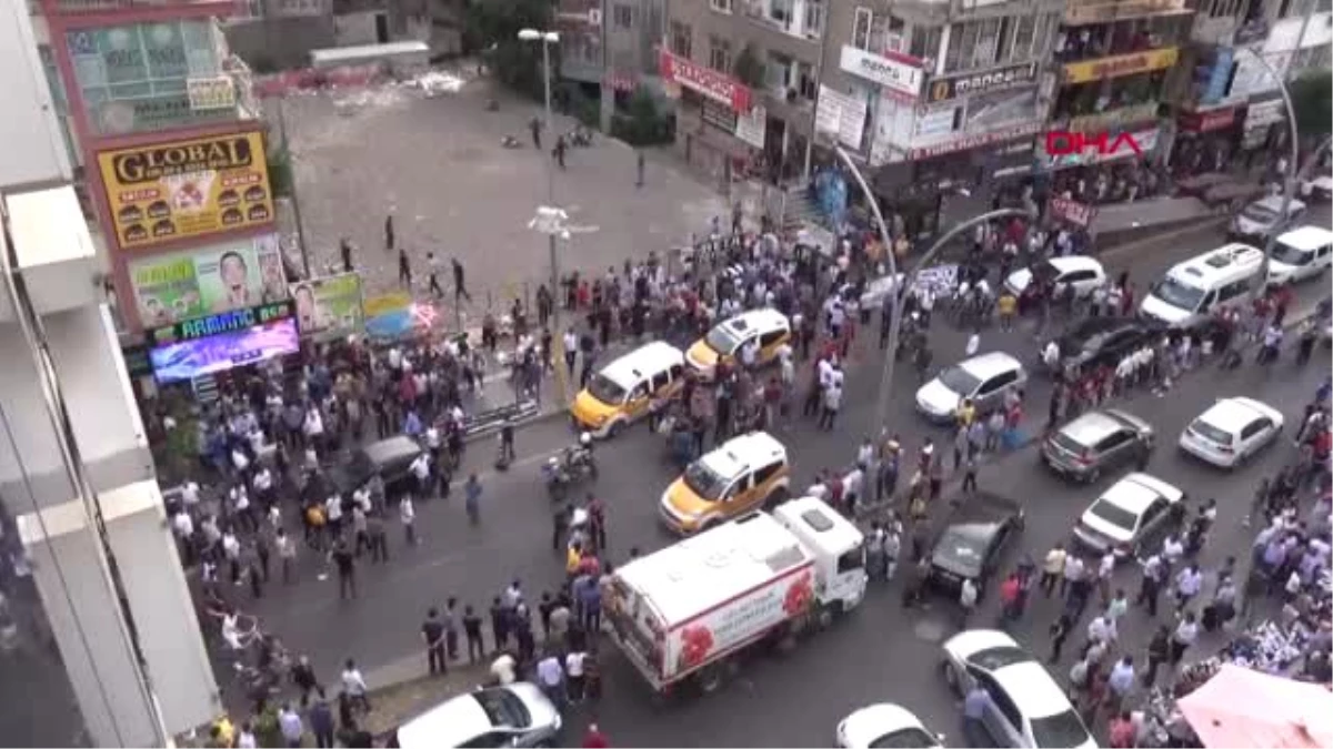 Diyarbakır\'da cadde ortasında kavga; çok sayıda gözaltı