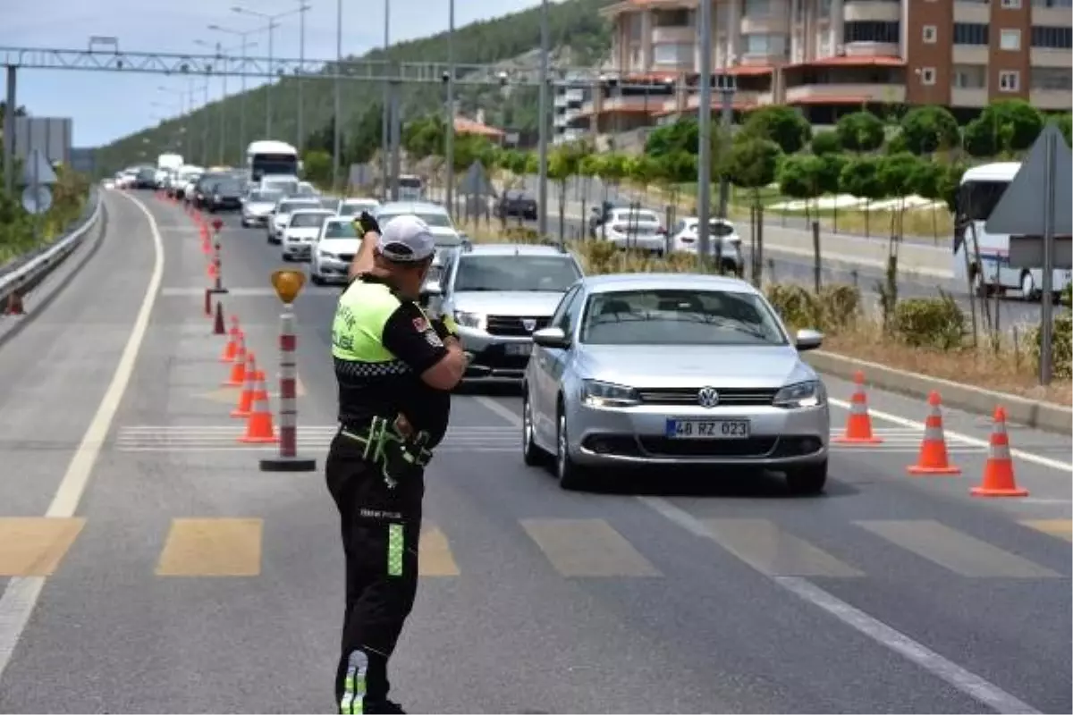 Ege\'nin gözde turizm merkezlerine tatilci akını