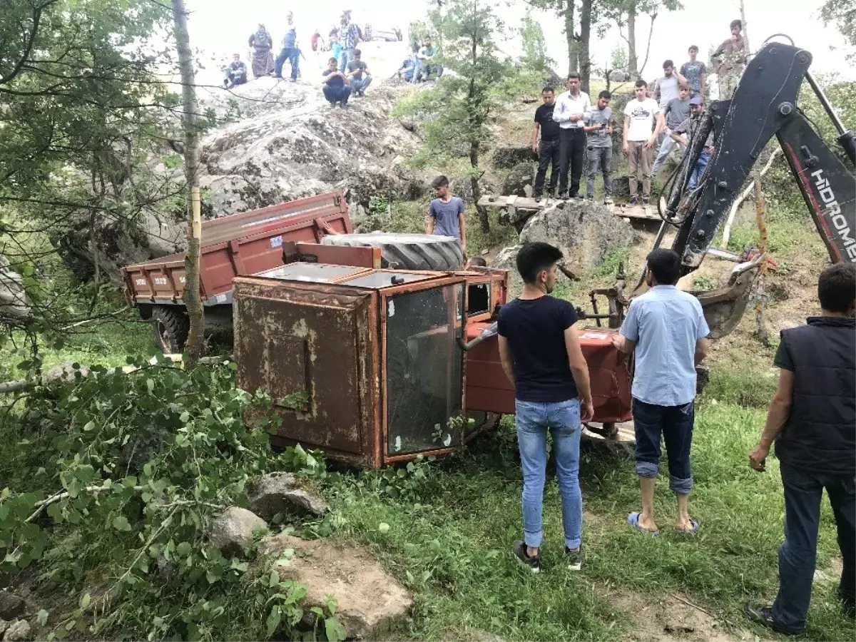 El freni çekilmeyen traktör uçuruma devrildi