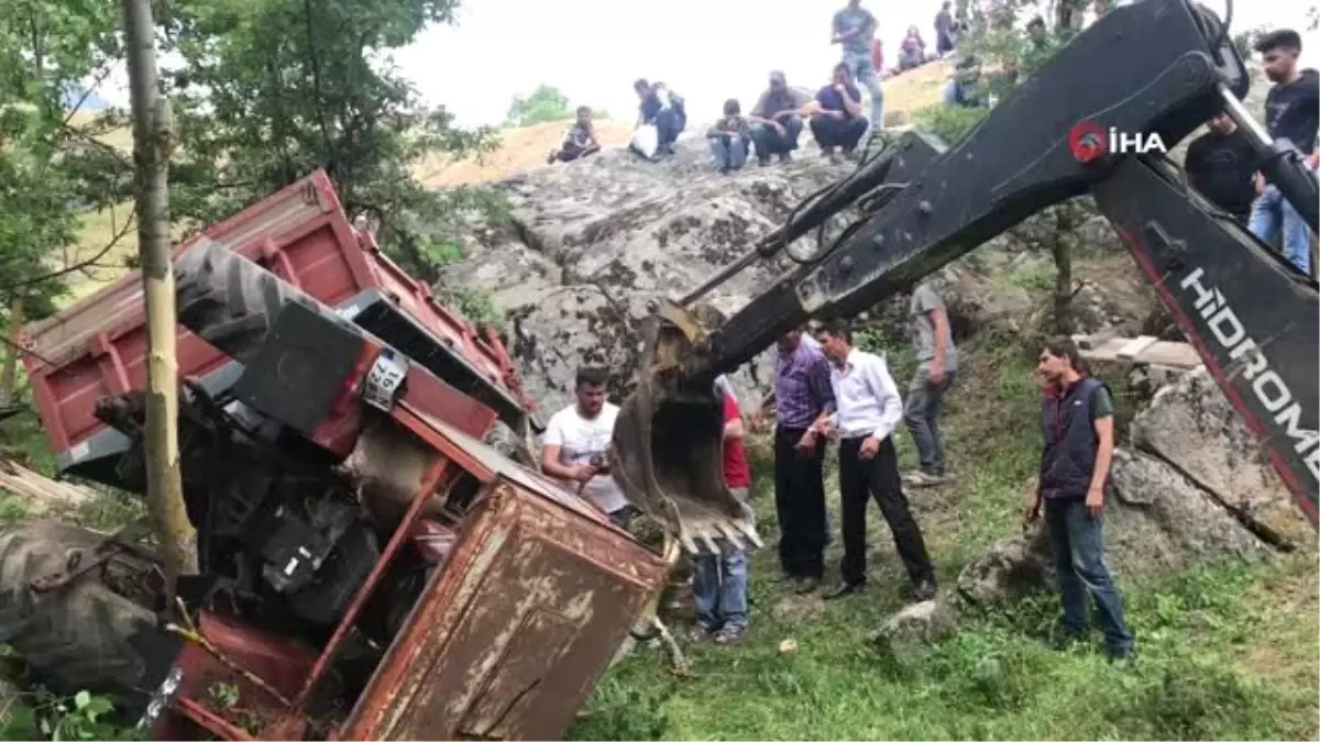 El freni çekilmeyen traktör uçuruma devrildi