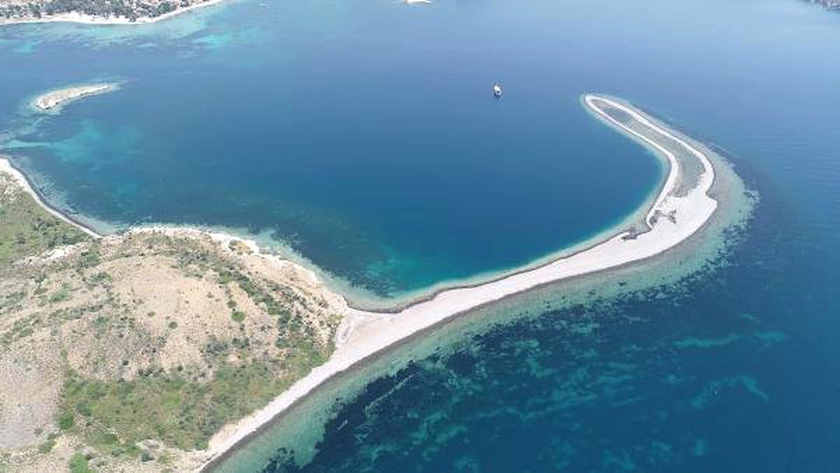 Foça ve adaları tatilcilerin gözdesi
