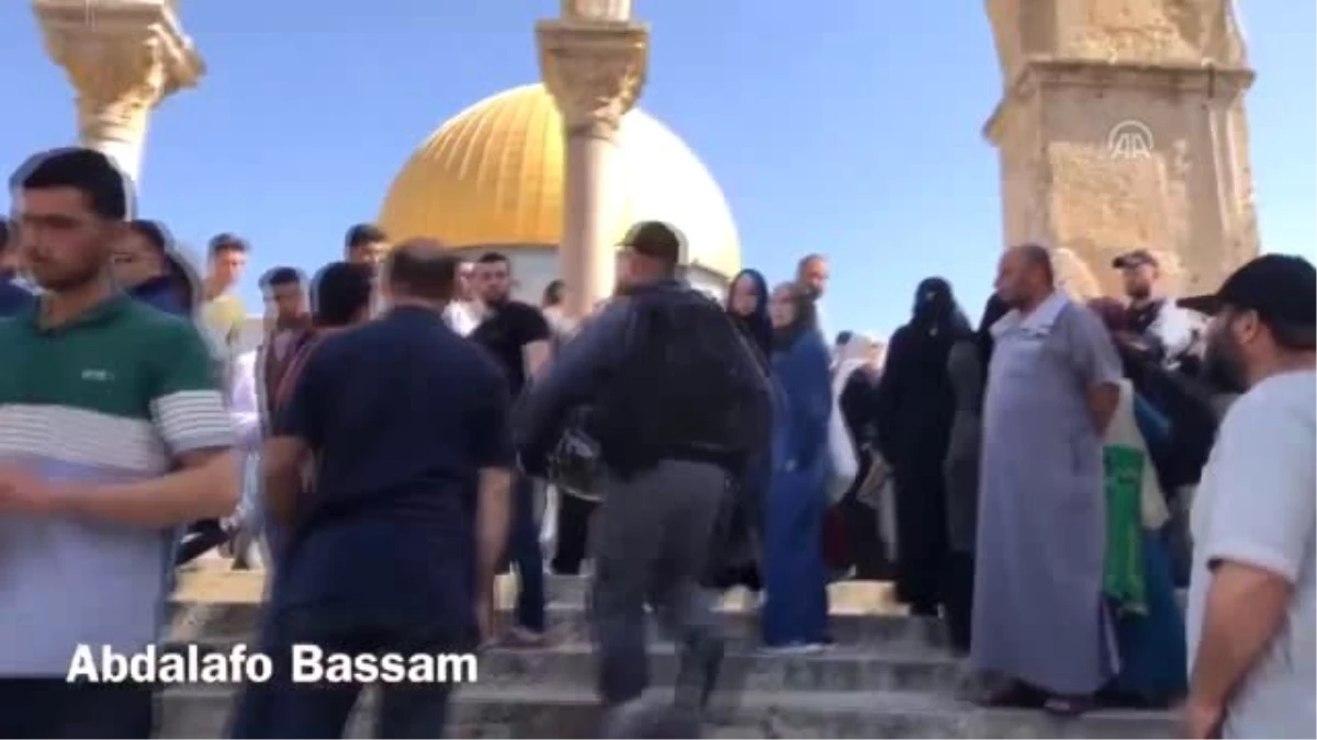 İsrail polisi Mescid-i Aksa\'da cemaate müdahale etti (2)