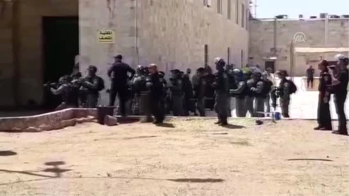 İsrail polisi Mescid-i Aksa\'da cemaate müdahale etti (3)
