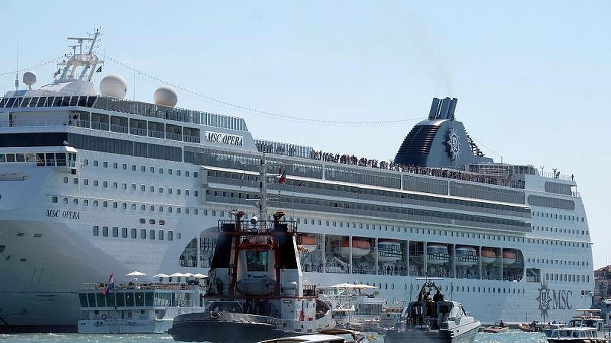 İtalya\'da yolcu gemisi turist teknesine ve rıhtıma çarptı: En az 4 yaralı