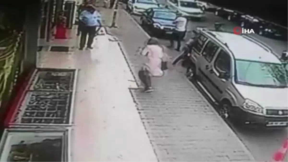 Kartal\'da pide kuyruğunda bekleyen kadını silahla vuran iki kişi yakalandı.