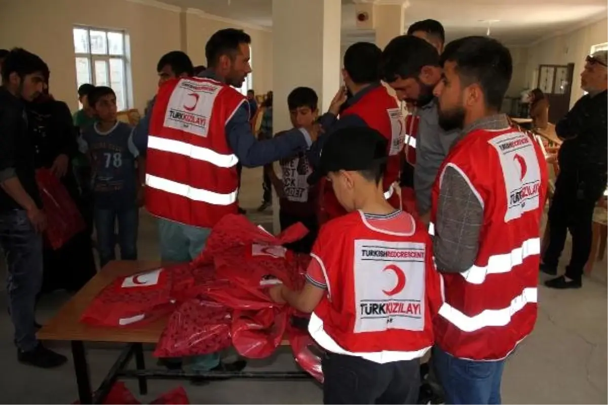 Kızılay, bayram öncesi çocukları sevindirdi