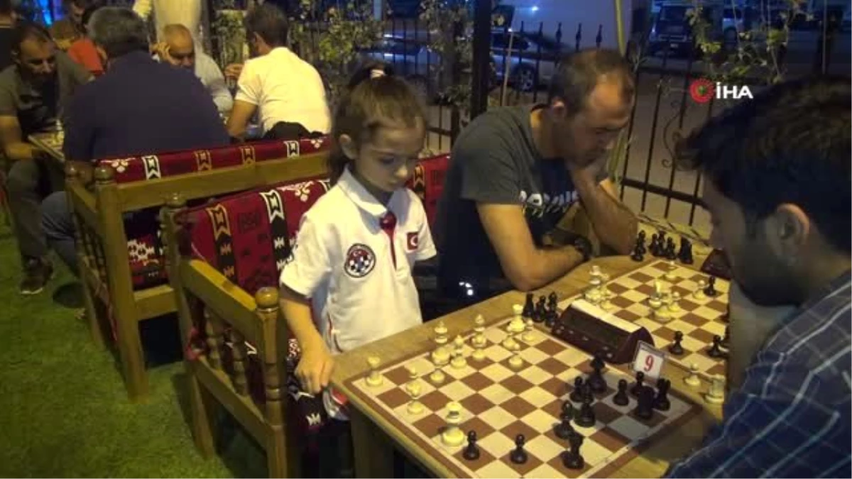 Kızıltepe\'de vatandaşlar sahura kadar satranç oynuyor