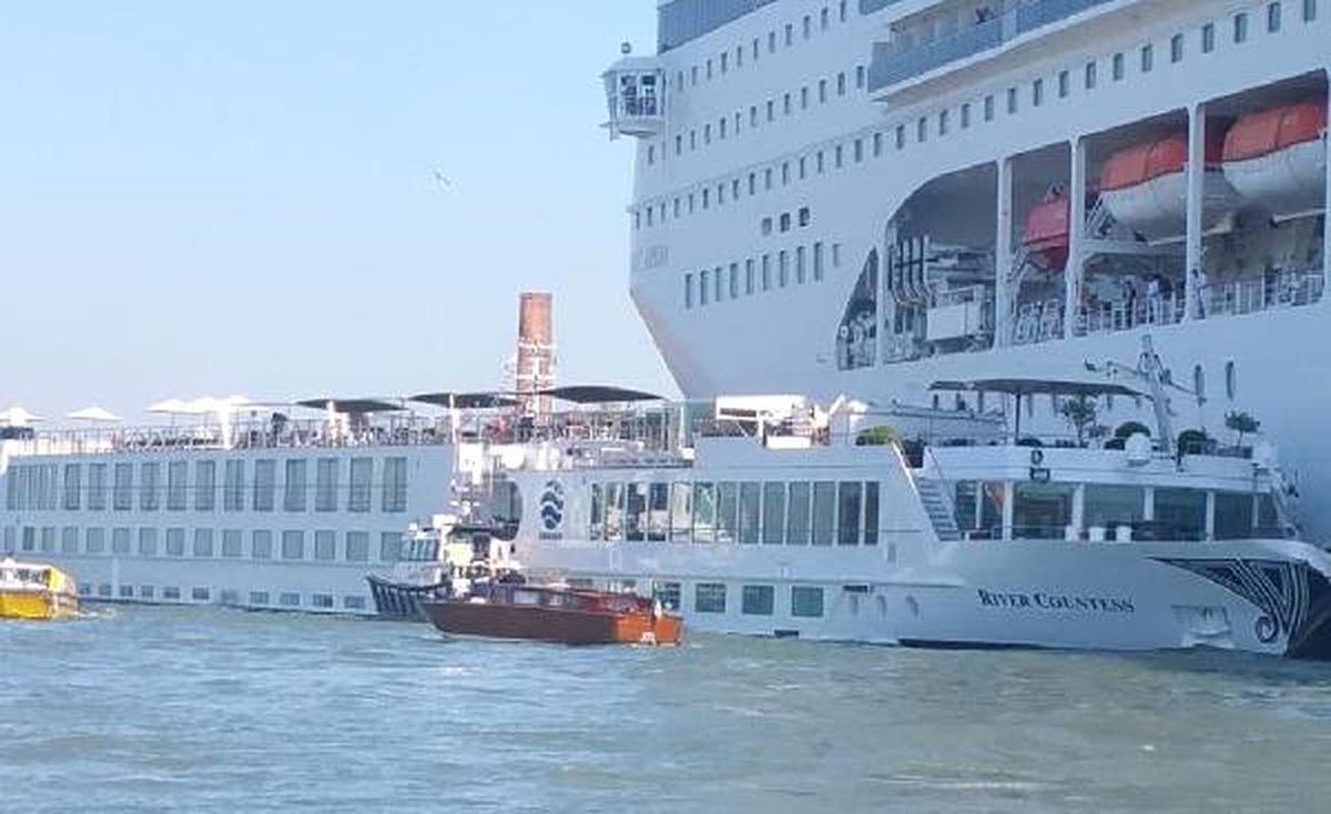 Kontrolden çıkan cruise gemisi, bir gemiye ve limana çarptı