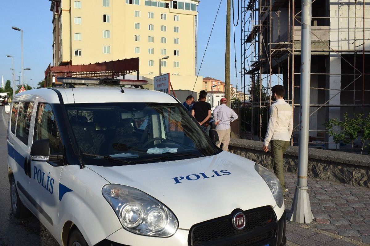 Malatya\'da kafasına kiremit düşen işçi yaralandı