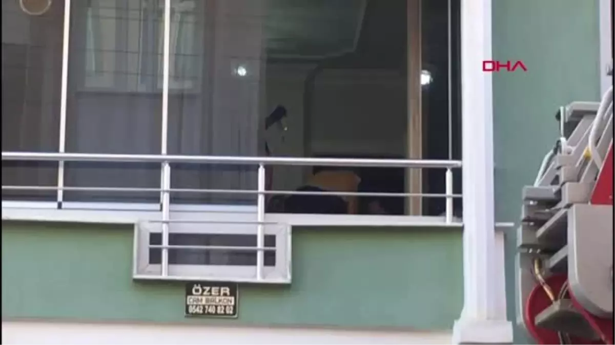 MANİSA İtfaiye ekipleri, evde bayılan kadını pencereden girerek kurtardı