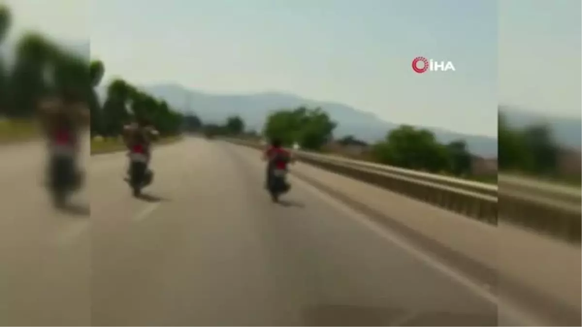 Motosikletli gençlerin tehlikeli oyunu