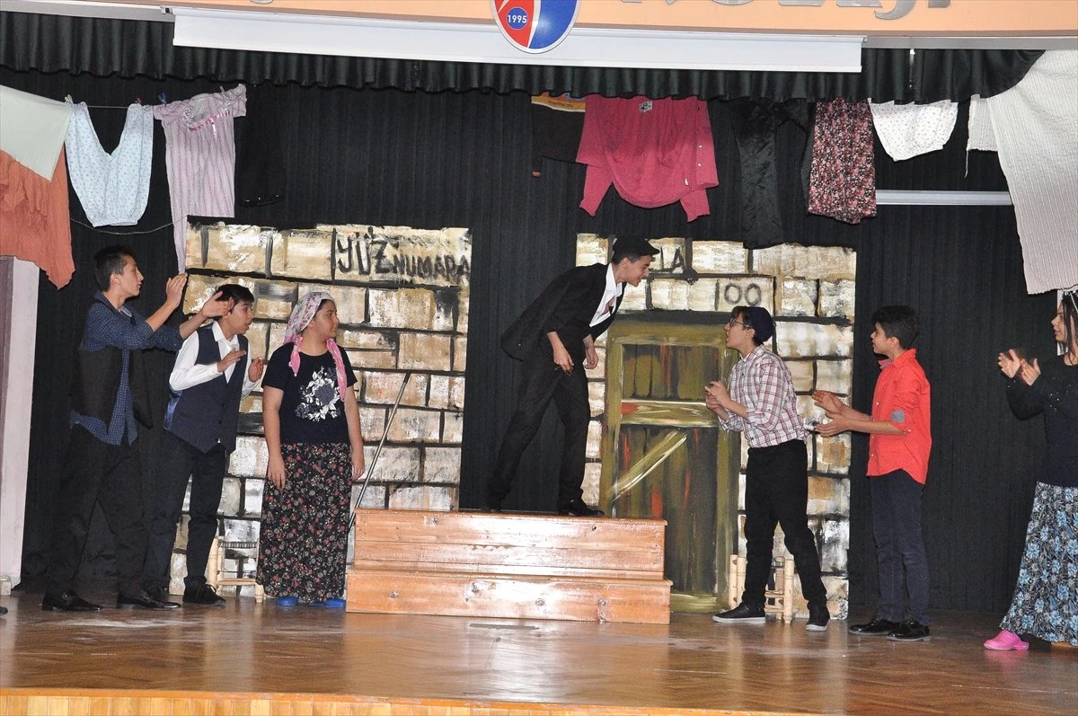 Öğrencilerden tiyatro gösterisi