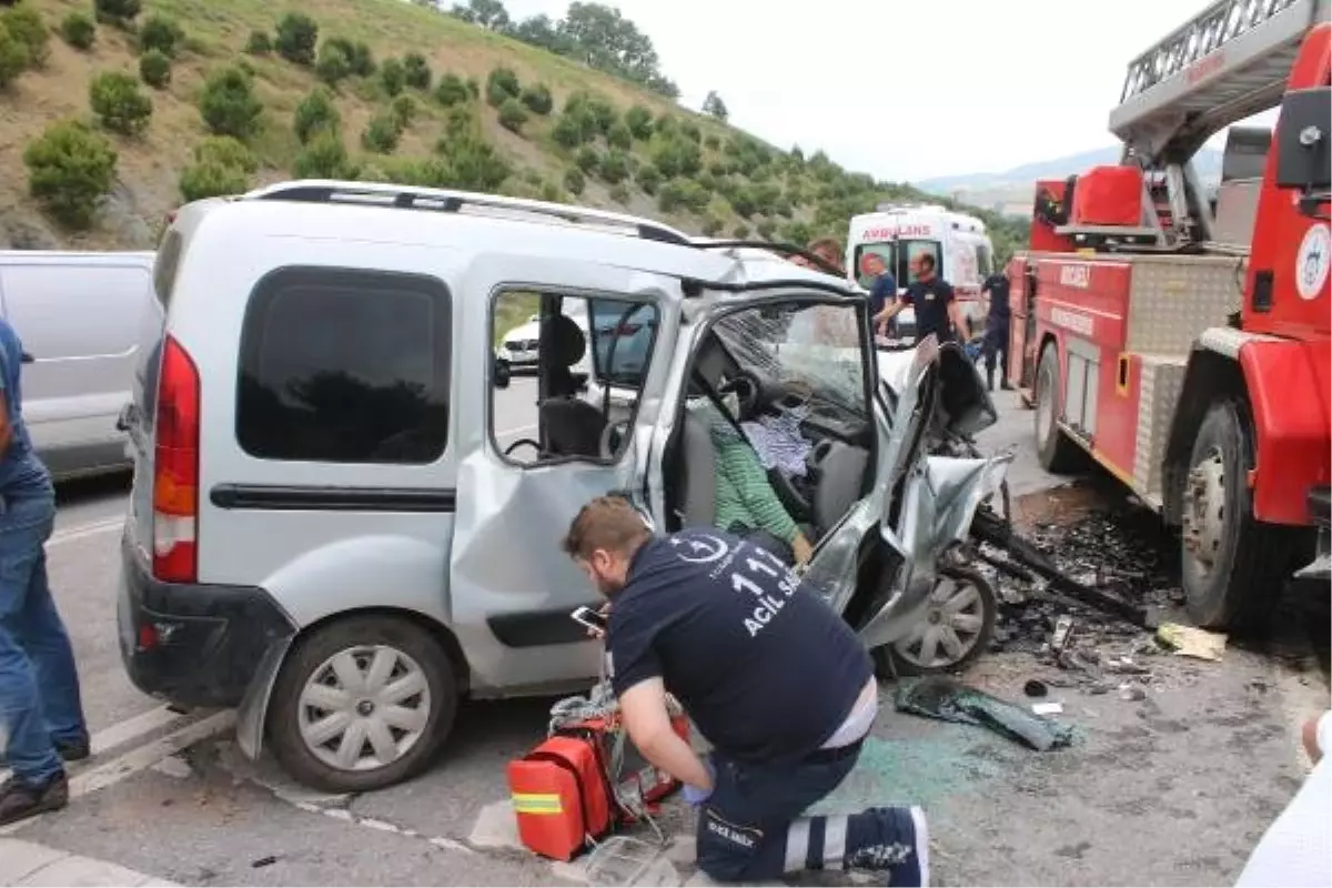 Otomobil ile hafif ticari araç çarpıştı: 1 ölü, 5 yaralı - Yeniden