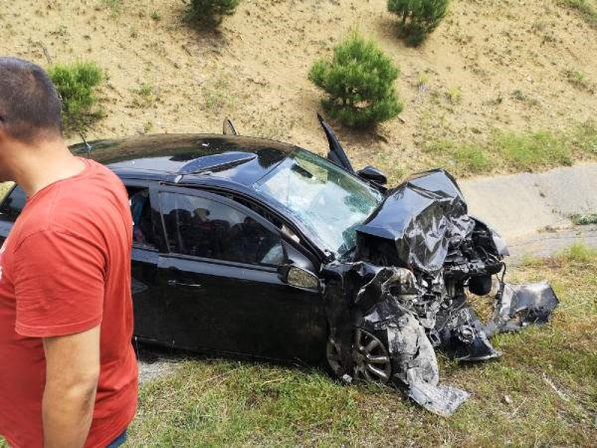 Otomobil ile hafif ticari araç çarpıştı: 2 ölü, 4 yaralı