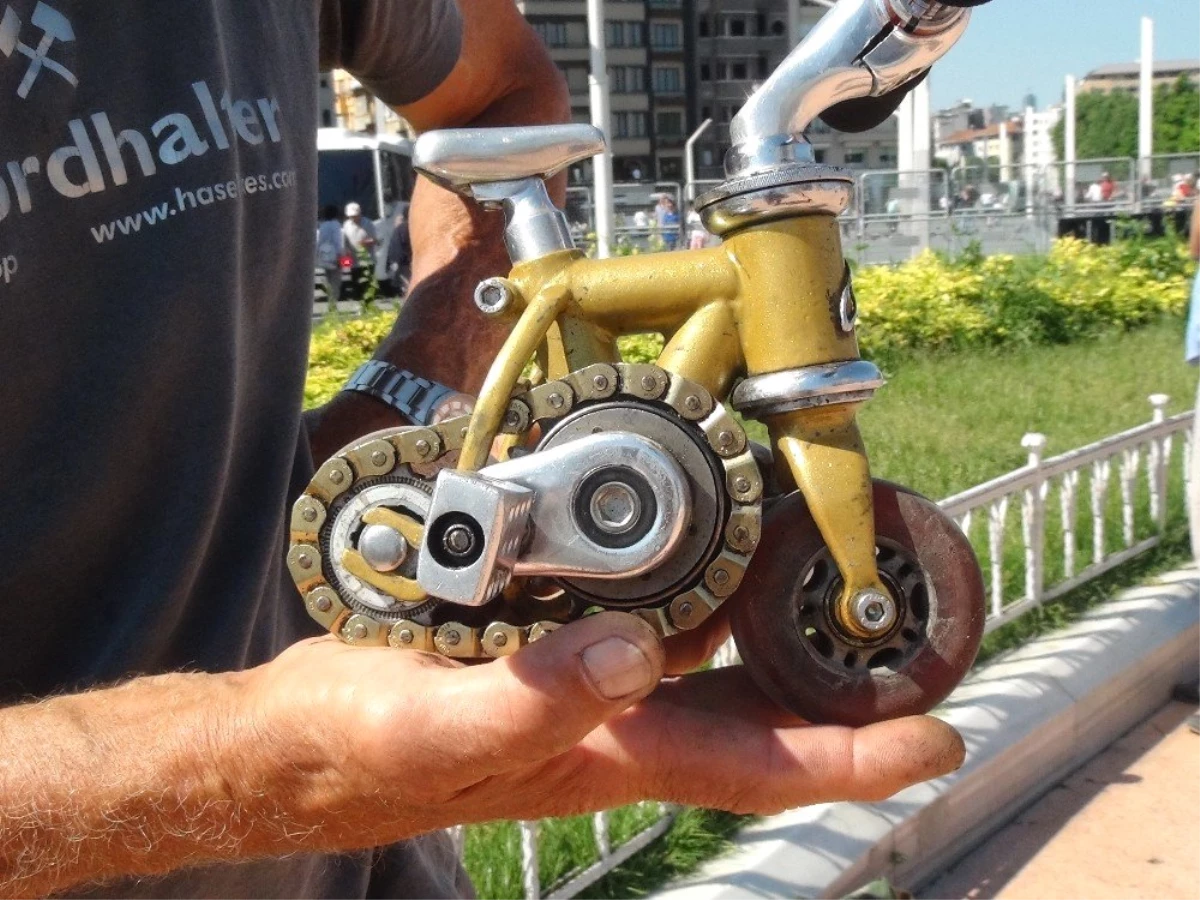 (Özel) Rus turist Taksim\'de 8.5 santimlik bisikletiyle ilgi odağı oldu