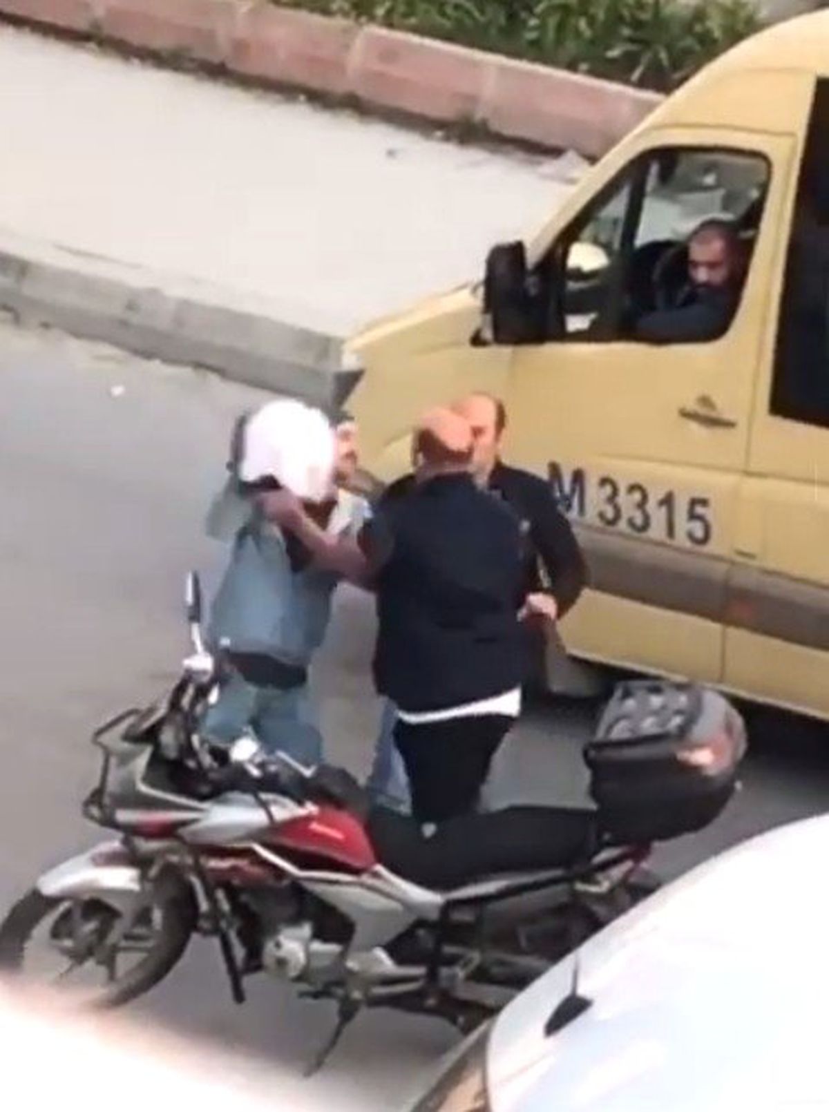 (Özel) Tartıştığı adamın başına kaskla vurdu