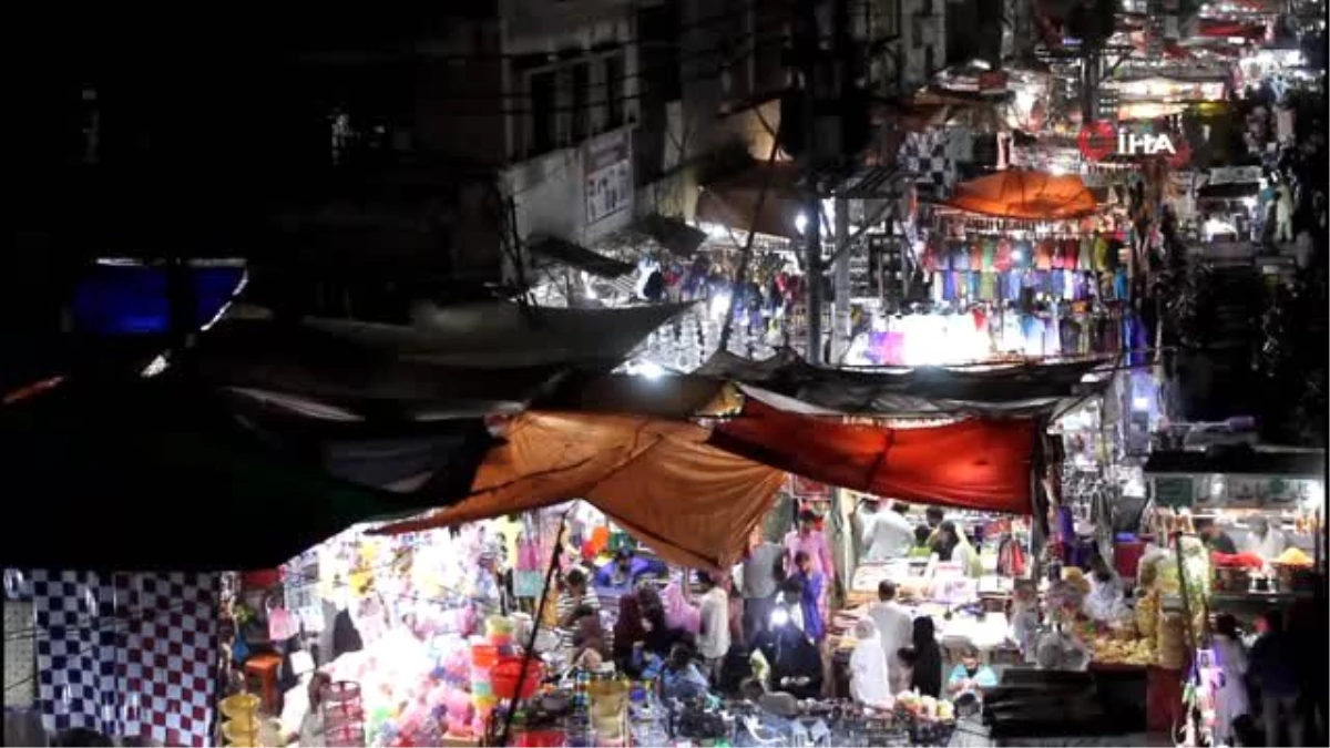 Pakistanlılar Bayram Hazırlığı İçin Sokaklara Döküldü