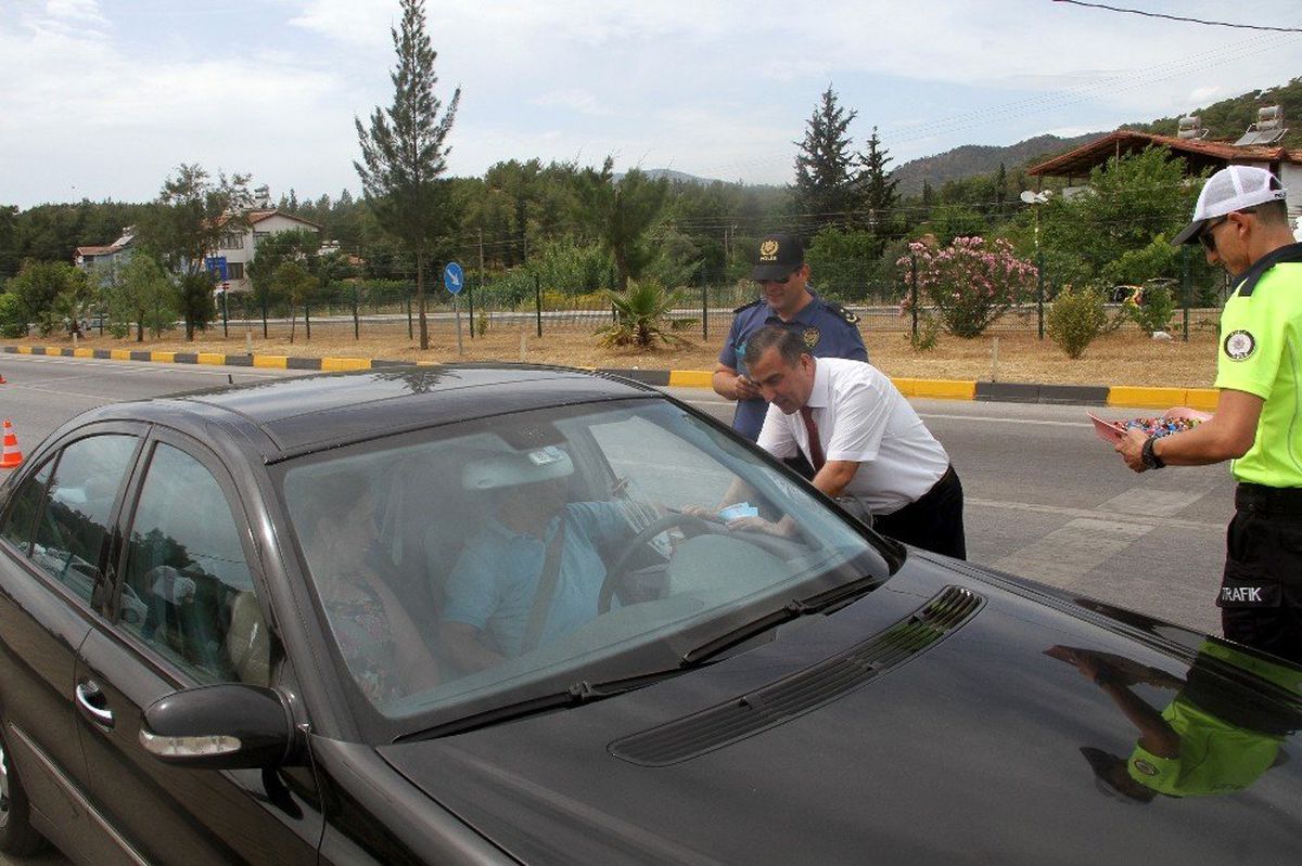 Polis ve Jandarmadan "Çocuklara karne, Velilere Şeker"