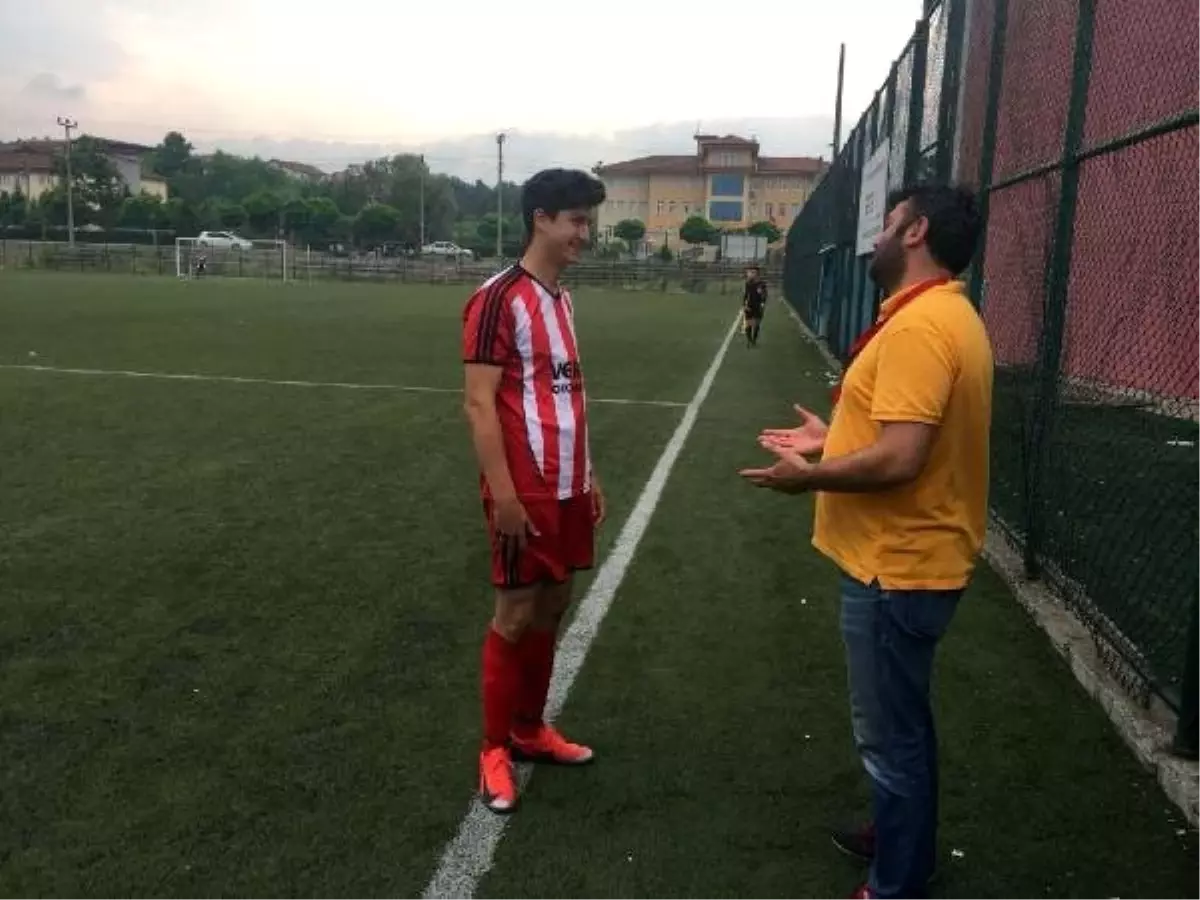 Rakibi sahaya 1 kişi eksik çıkınca futbolcusunu kenara aldı