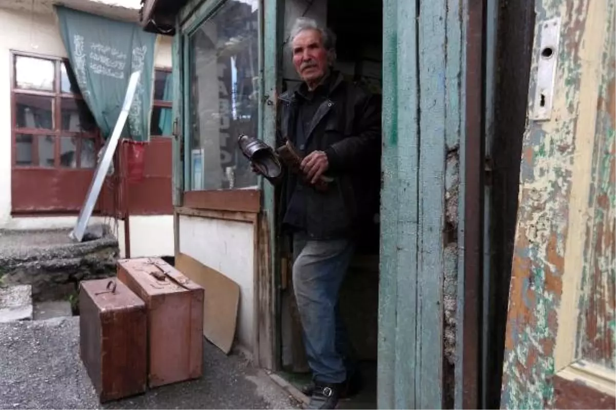 Samanpazarı\'nın son ayakkabı tamircisi