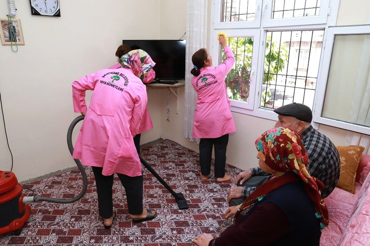 Şehitkamil\'in bayram temizliği yaşlı çifti sevindirdi