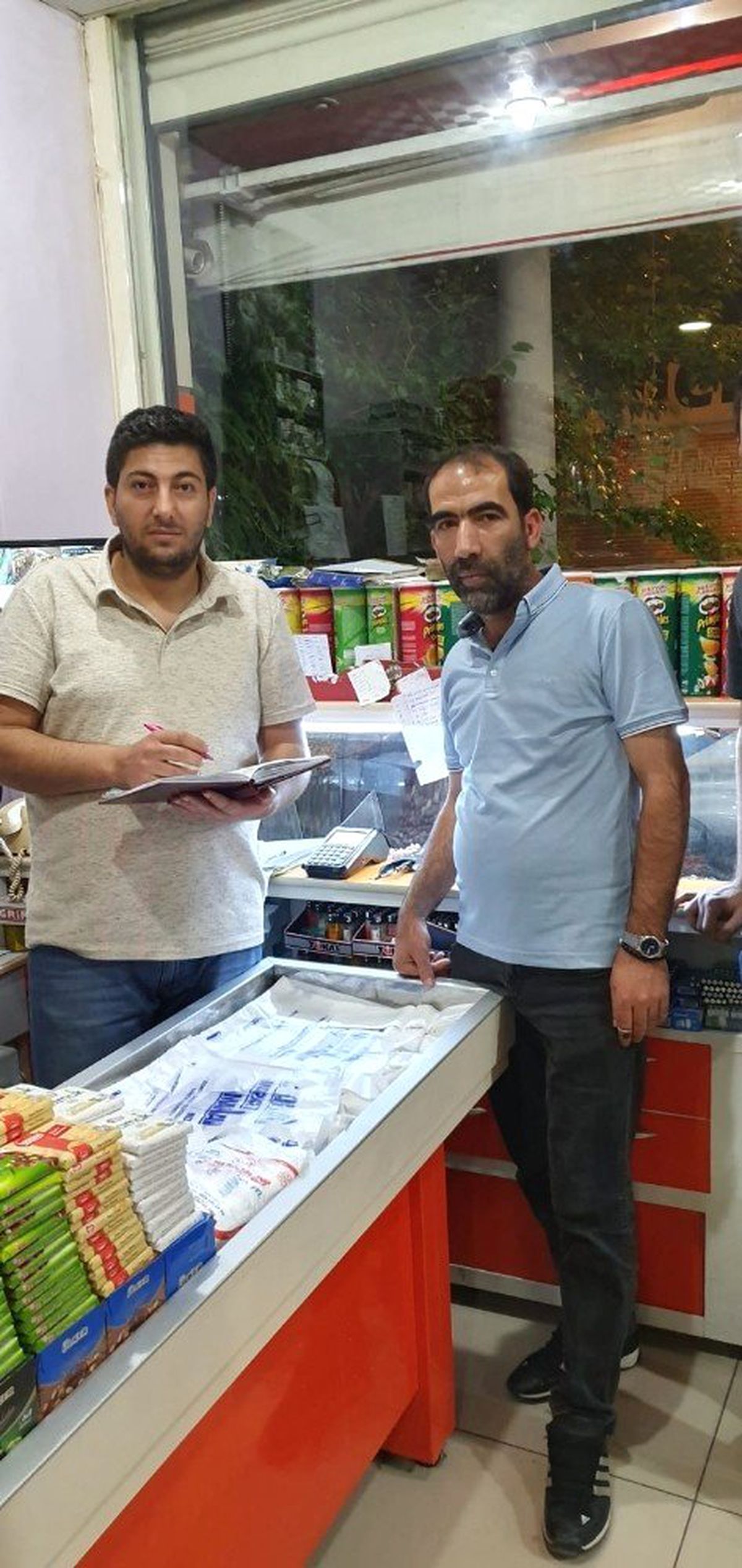 Tanımadıkları insanların bakkal borçlarını sildirdi
