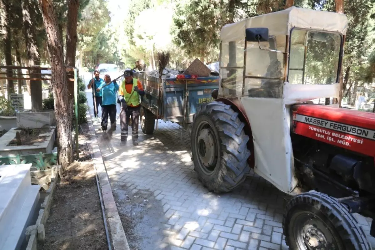 Turgutlu\'da kabristanlarda bayram hazırlığı