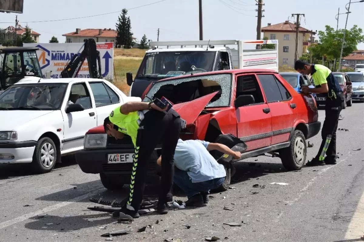 Üç otomobilin karıştığı kazada 3 kişi yaralandı