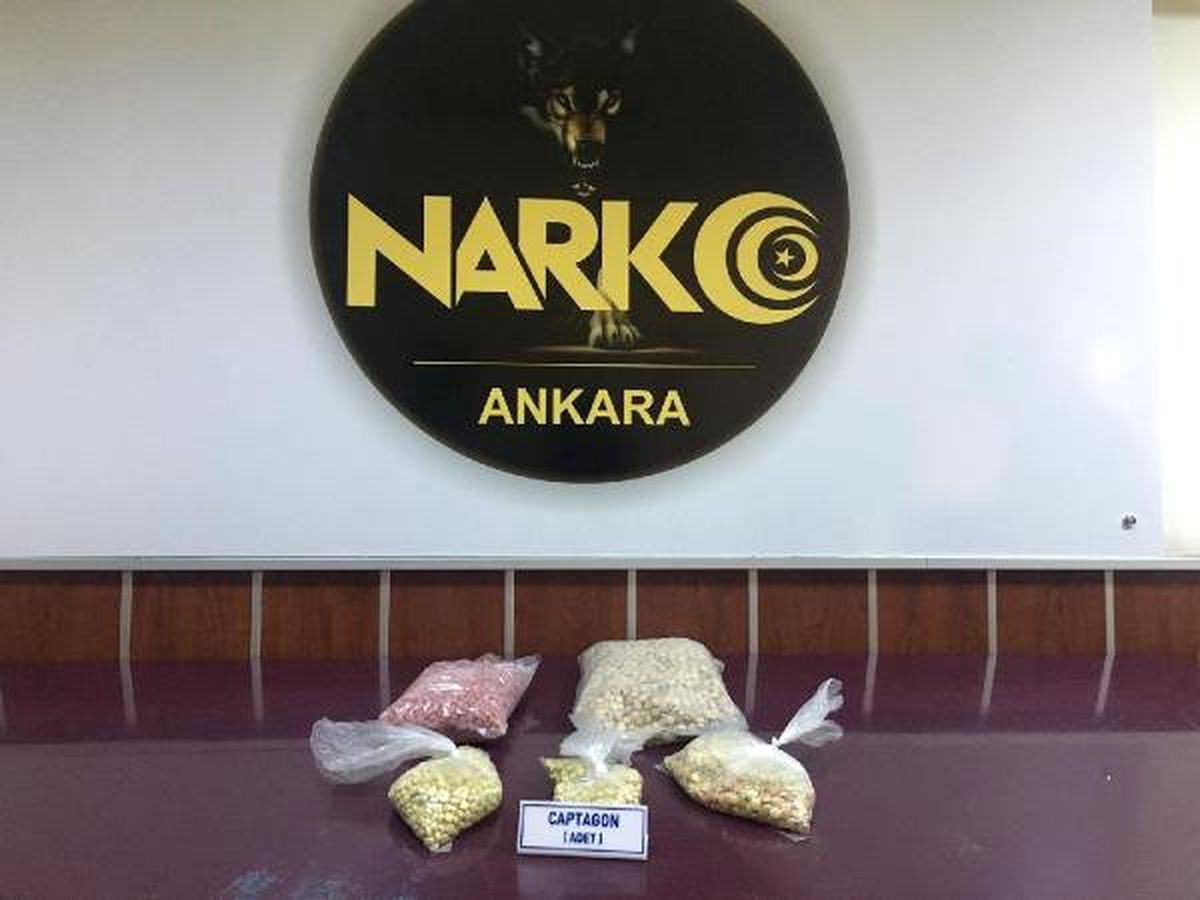 Uyuşturucu tacirleri polisten kaçarken koyun sürüsüne çarptı