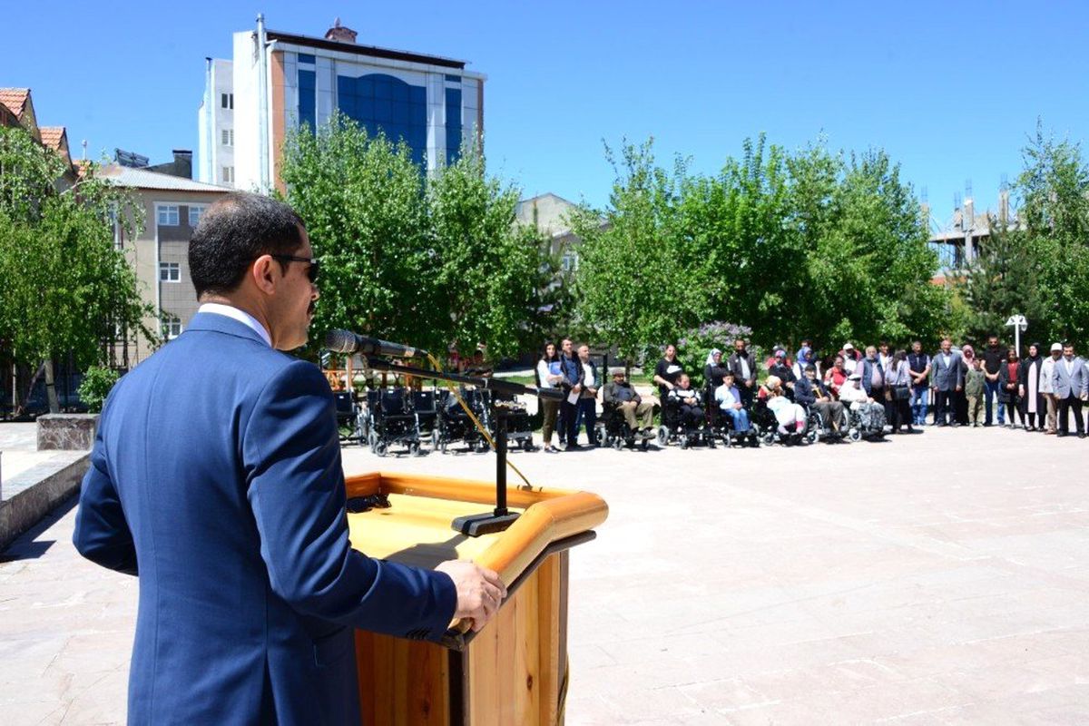 Vali Masatlı, engellilere tekerlekli sandalye dağıttı