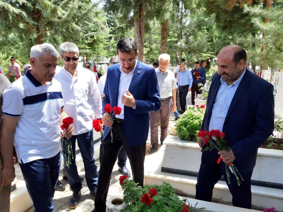 AK Parti\'den şehitliğe ziyaret