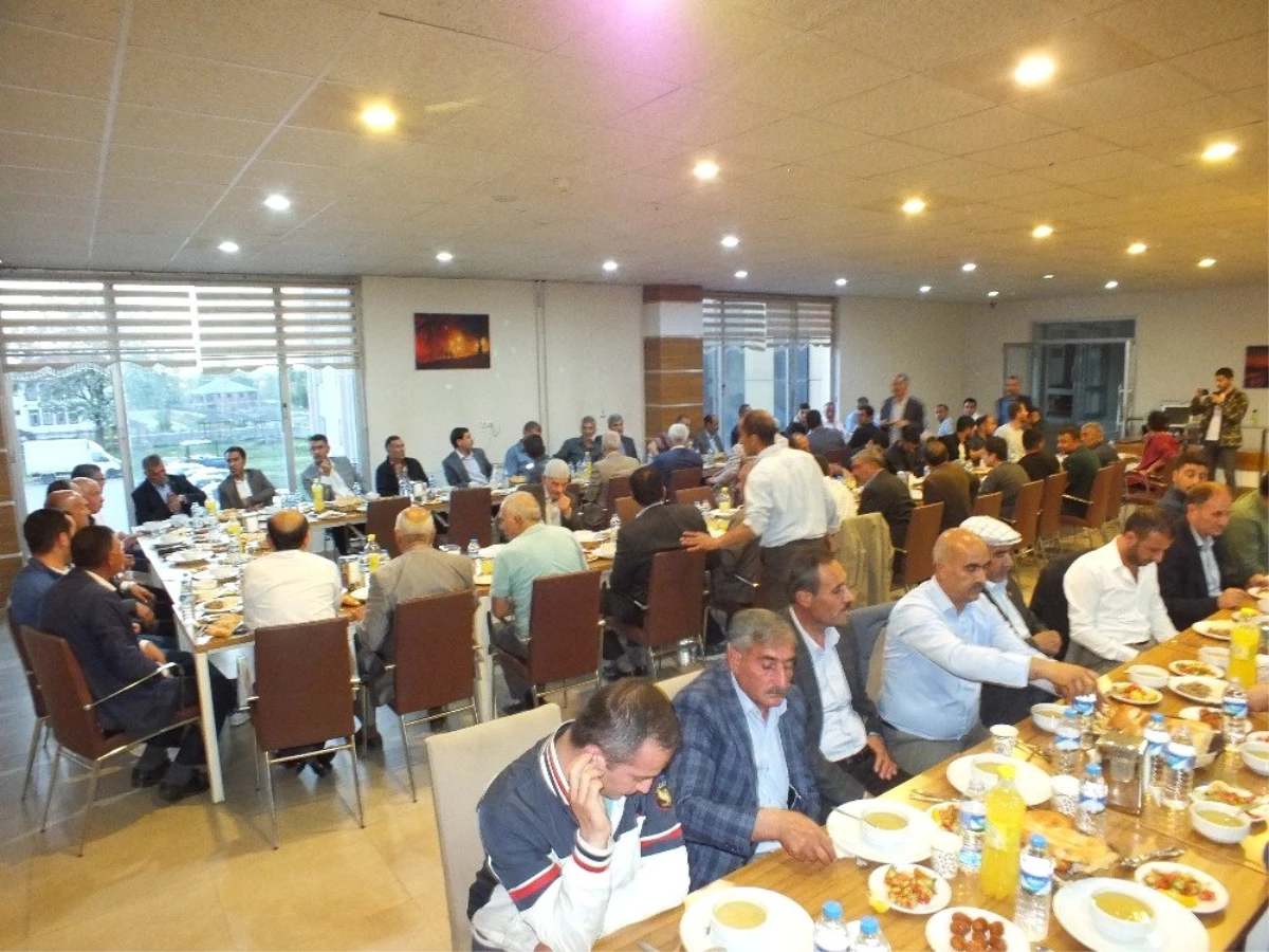 AK Parti Malazgirt ilçe teşkilatı insan son iftar yemeği verdi