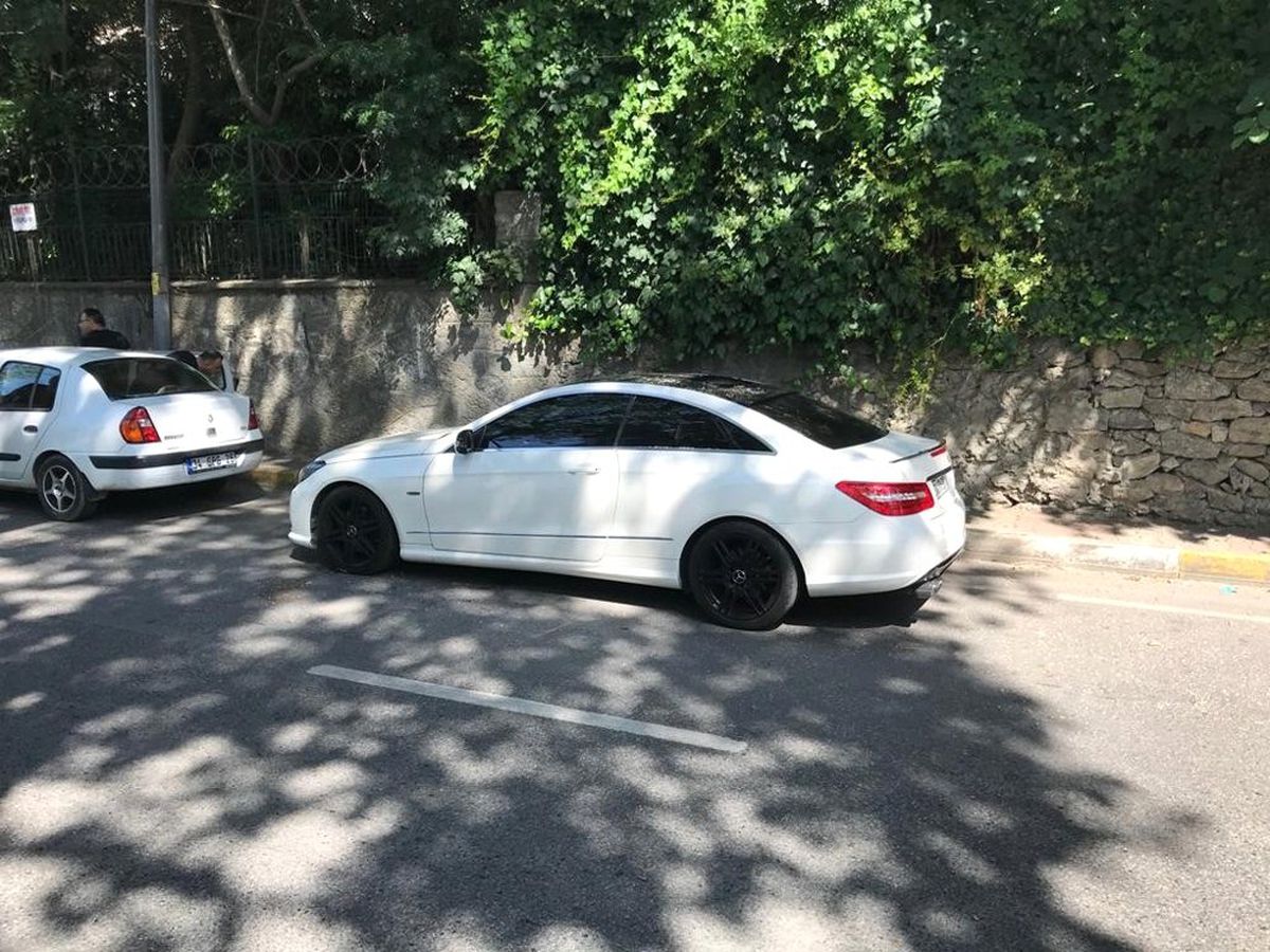 aracın üzerine ağaç devrildi, bebek ve ailesi ölümden döndü