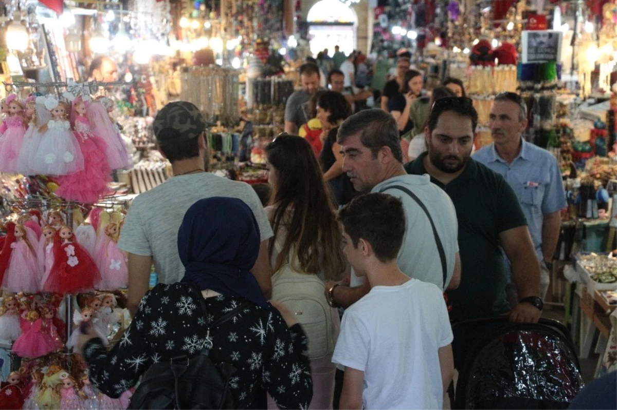 Aynalı Çarşı\'da arefe günü hareketliliği