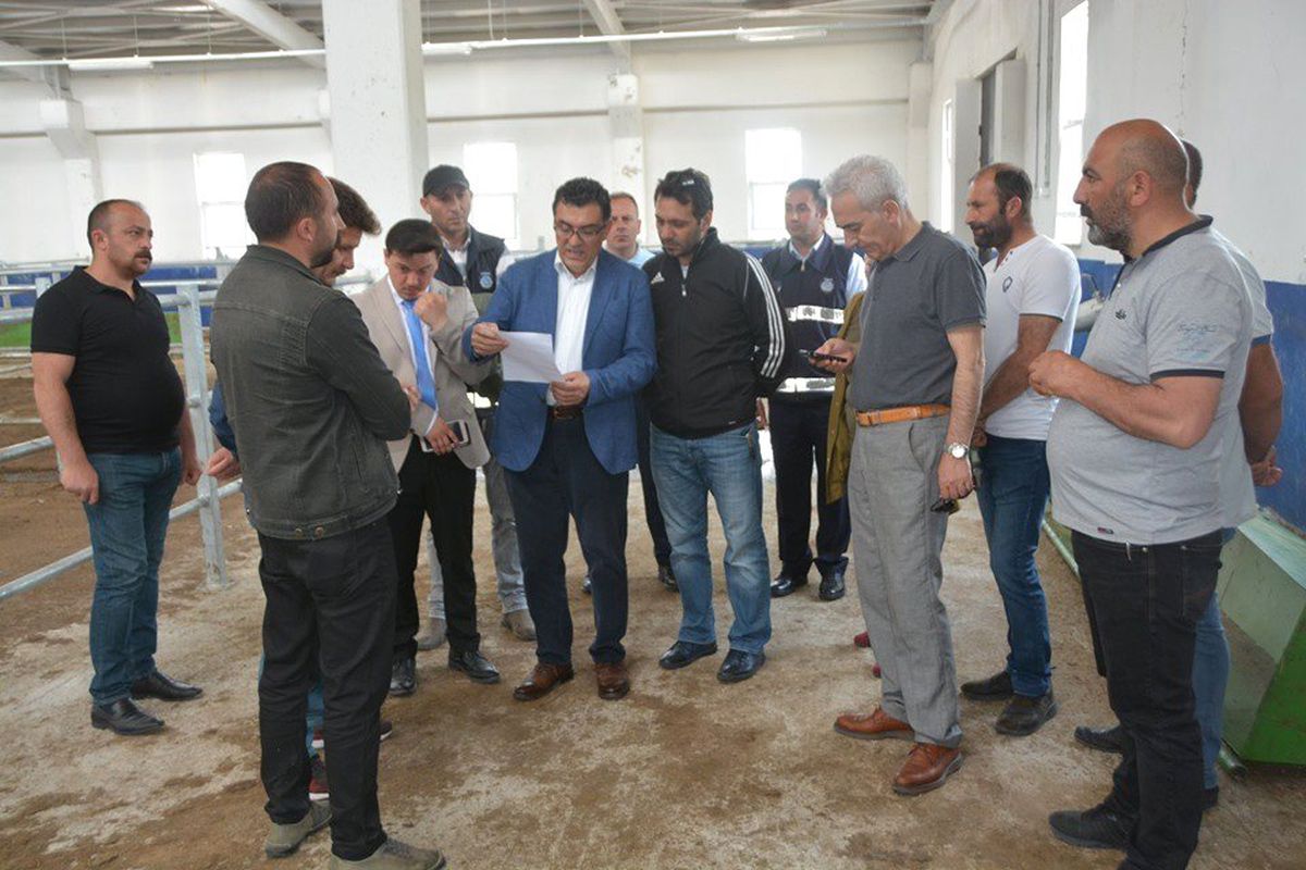 Başkan Demir, hayvan pazarında incelemelerde bulundu