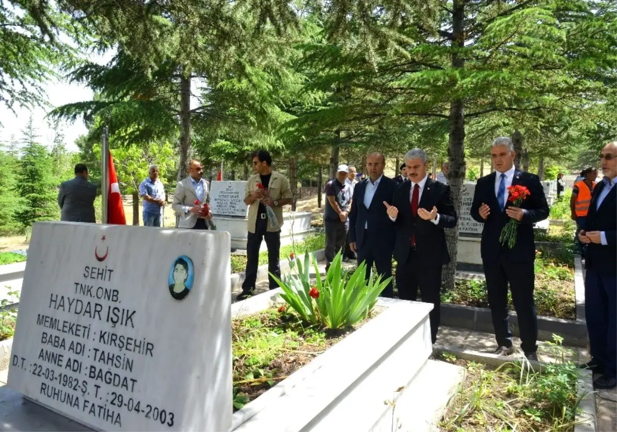 Bayram Arefesinde duygusal şehitlik ziyareti