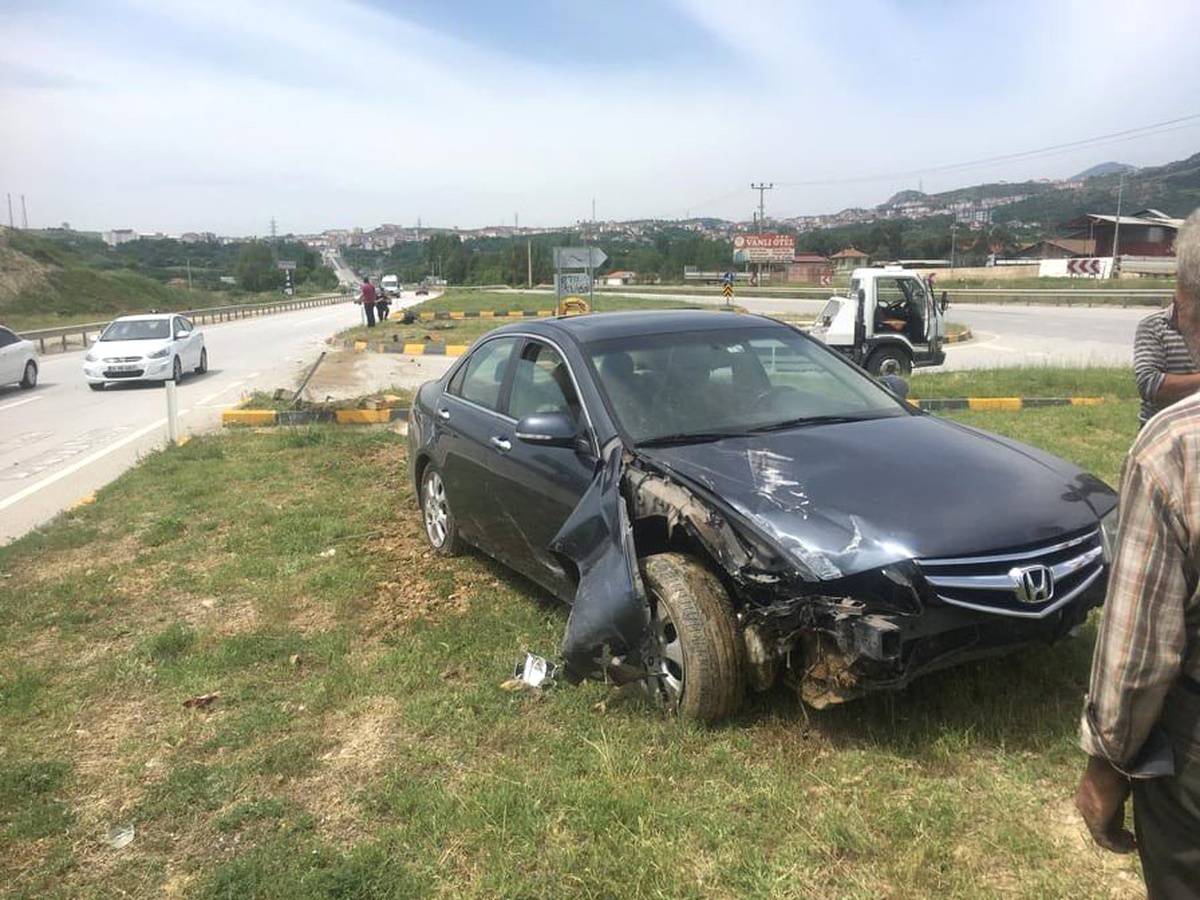 Bayram tatiline giden aile kazayı sıyrıklarla atlattı