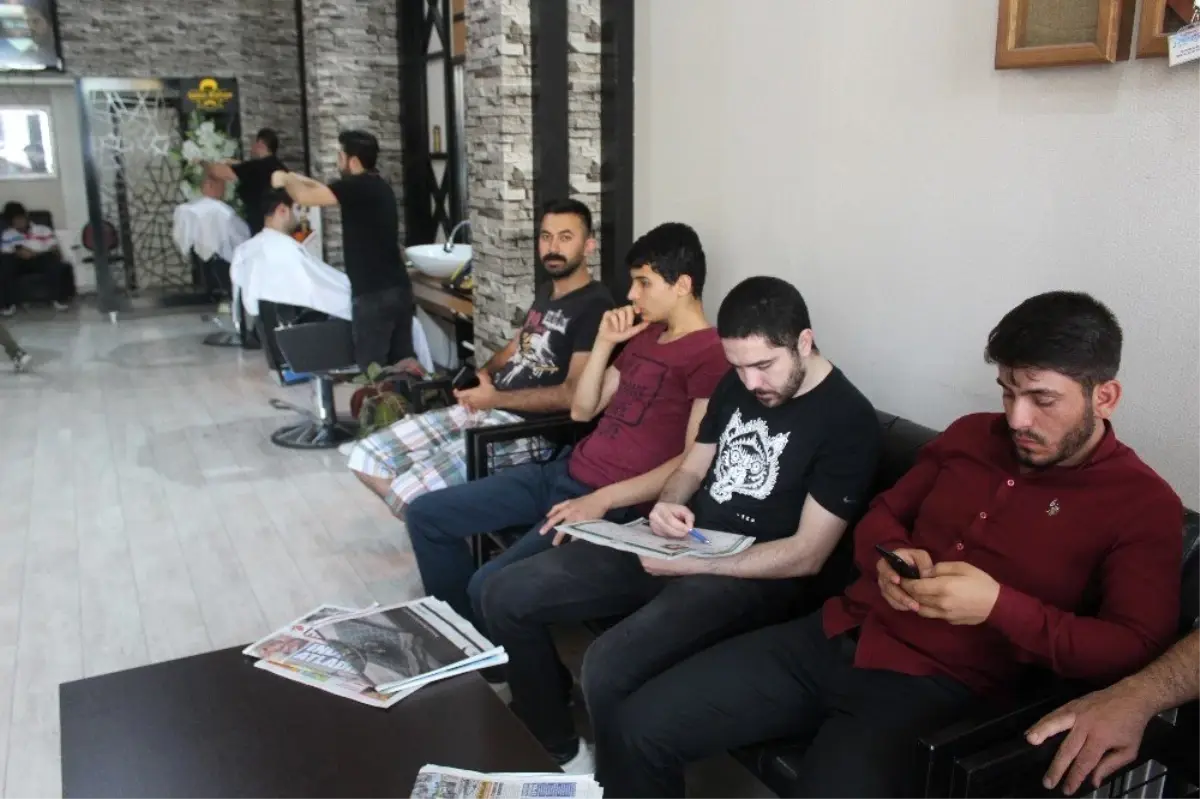 Bayram yoğunluğu yaşayan berberde randevu sistemi