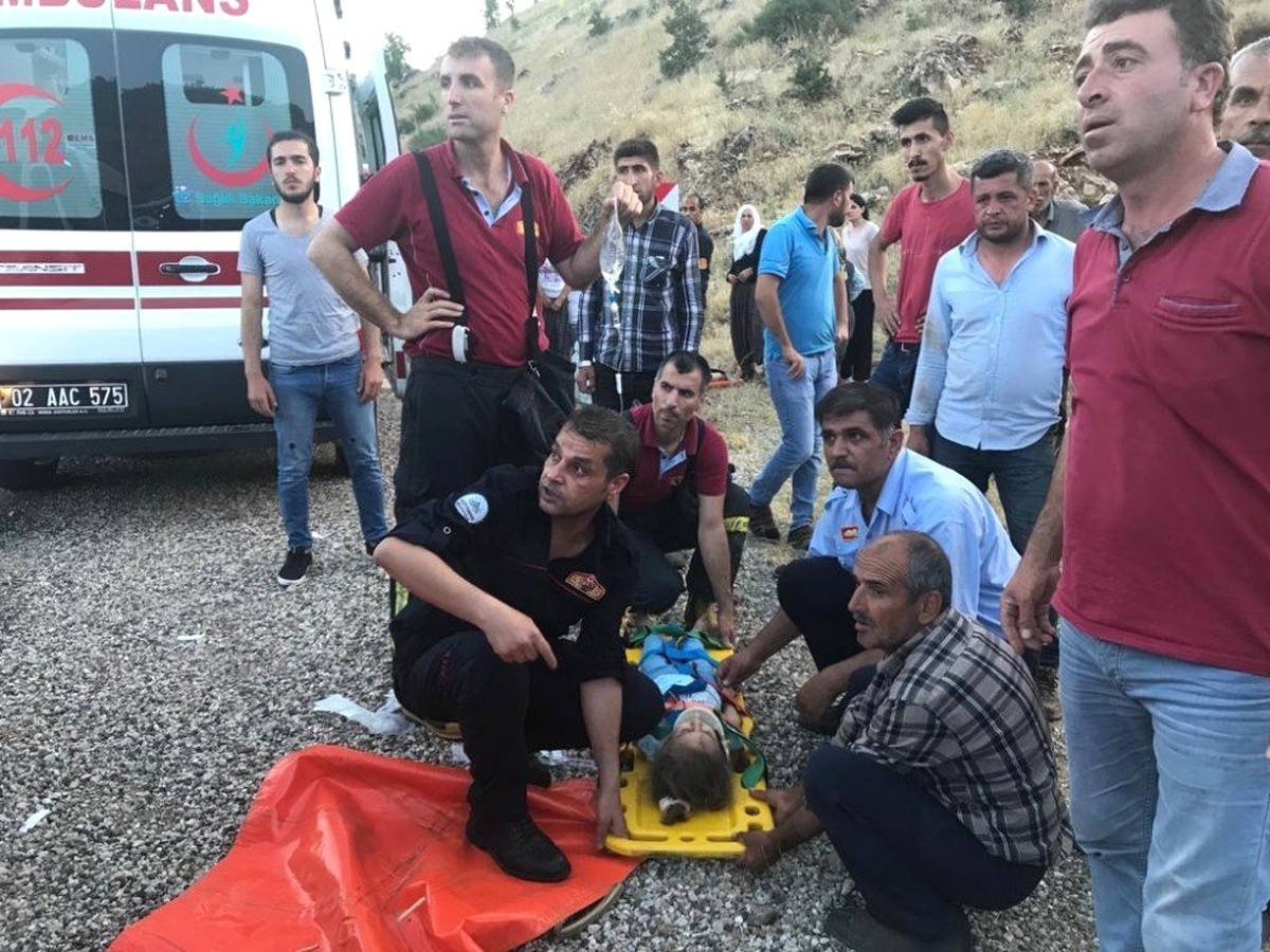 Bayram ziyaretine giden aile uçuruma yuvarlandı: 7 yaralı