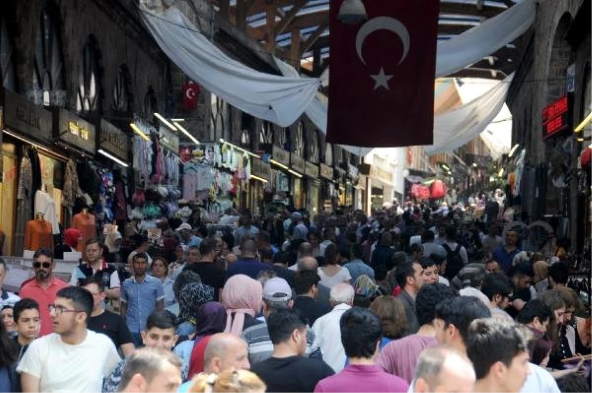 Bursa\'da Tarihi Hanlar Bölgesi\'nde bayram hareketliliği