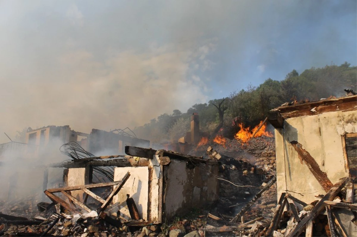 Çankırı\'da telefonsuz köyde yangın: 7 ev kül oldu