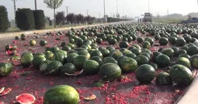 Çorum TIR devrildi, yol karpuz tarlasına döndü
