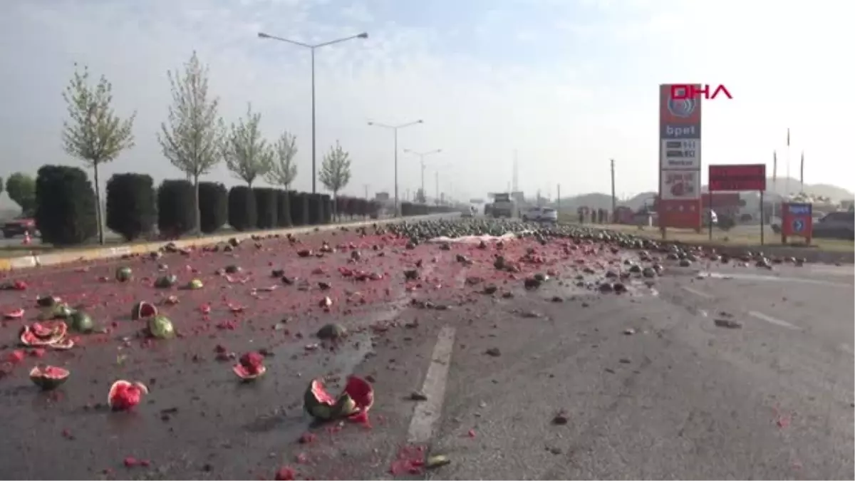Çorum TIR devrildi, yol karpuz tarlasına döndü Çorum TIR devrildi, yol karpuz tarlasına döndü
