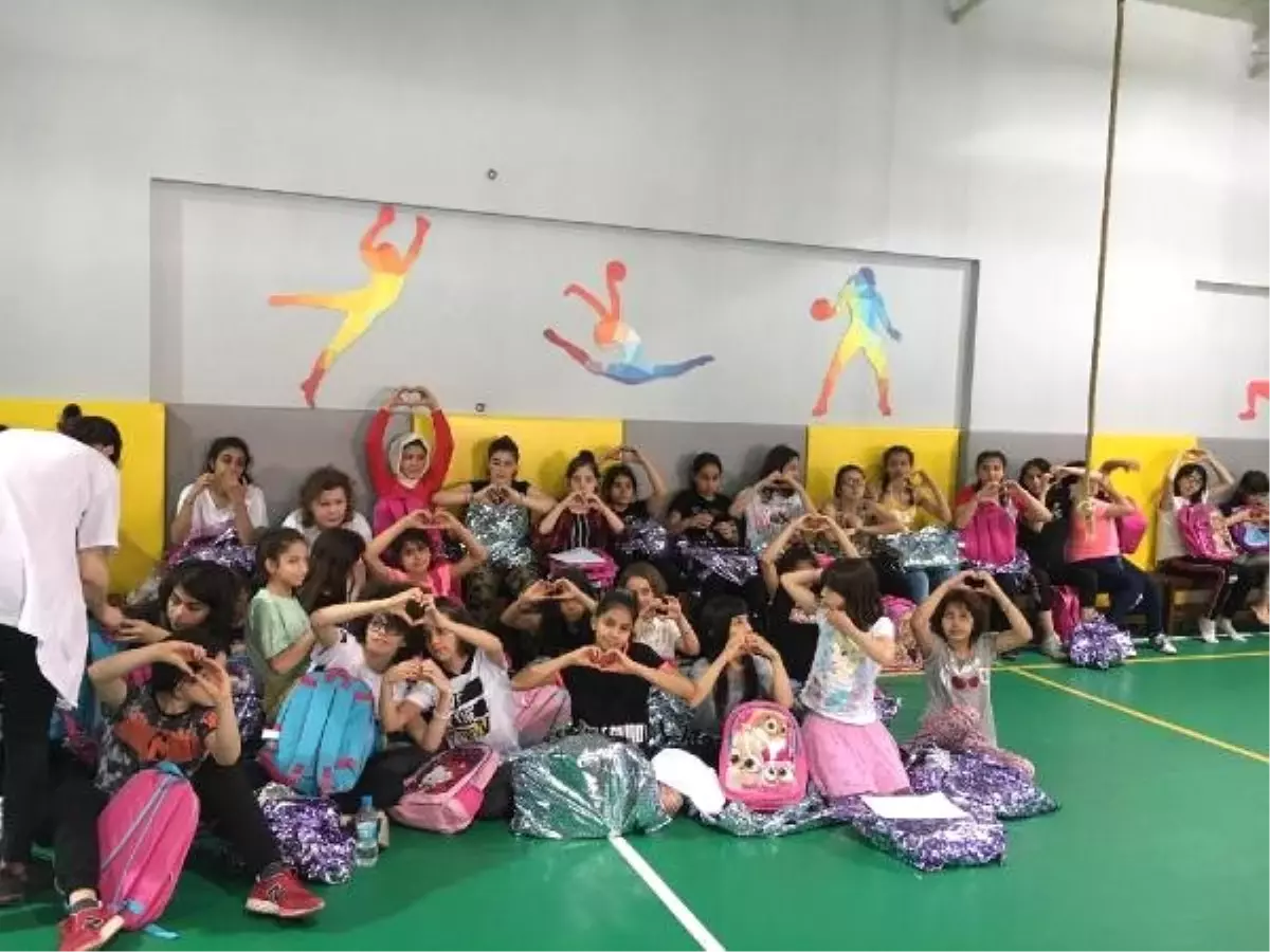 Ebru Yaşar\'dan çocuklara bayram sürprizi