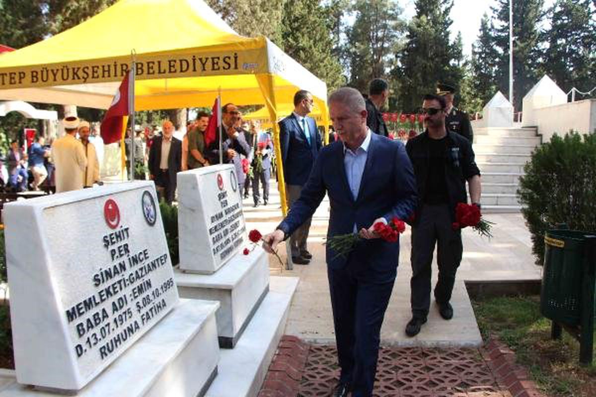 Gaziantep\'te bayram arifesinde şehitlik ziyareti