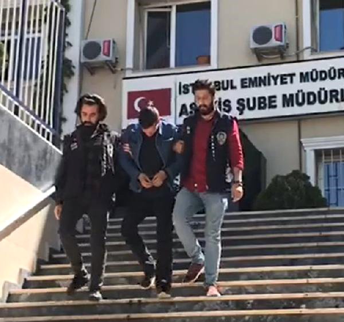İstanbul\'da 7 evi soyup 3 otomobil çalan hırsızlar yakalandı
