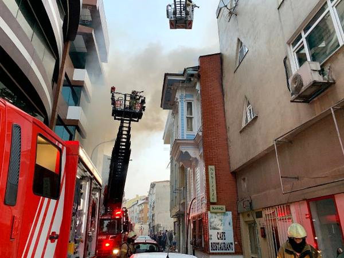 Kadıköy\'de üç katlı ahşap bina alev alev yandı