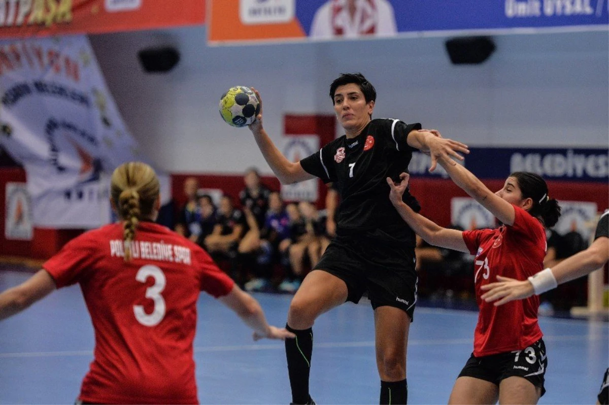 Kadınlar hentbolde en golcü isim Yeliz Özel