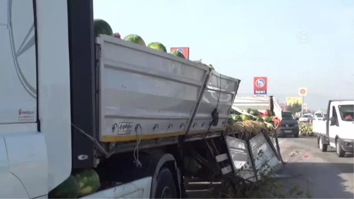 Karpuzlar yola saçılınca kara yolu ulaşıma kapandı
