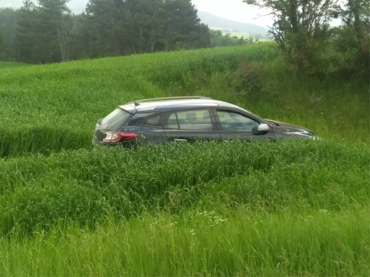 Kastamonu\'da otomobil tarlaya uçtu: 3 yaralı